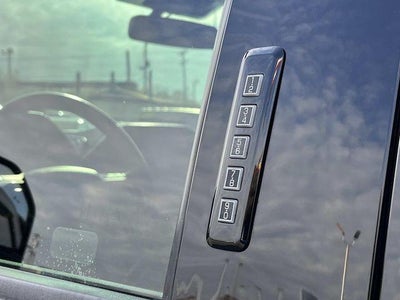 2022 Ford Super Duty F-350 DRW LARIAT 4WD Crew Cab 8' Box