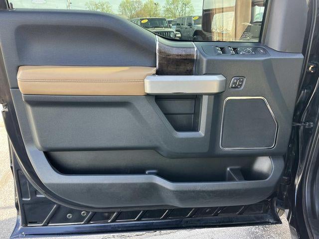 2022 Ford Super Duty F-350 DRW LARIAT 4WD Crew Cab 8' Box