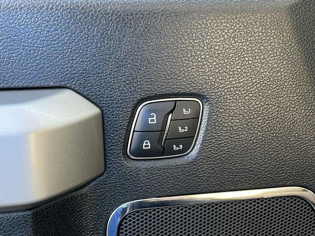 2022 Ford Super Duty F-350 DRW LARIAT 4WD Crew Cab 8' Box