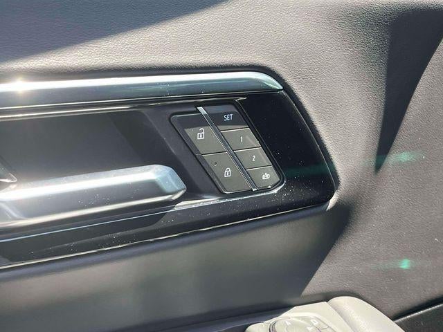 2025 Chevrolet Suburban 4WD LT