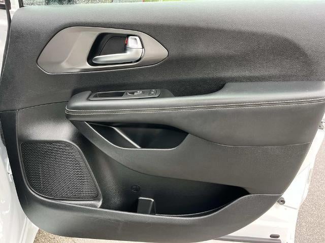 2025 Chrysler Pacifica Select FWD