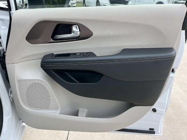 2023 Chrysler Voyager LX FWD