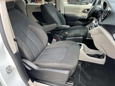 2023 Chrysler Voyager LX FWD