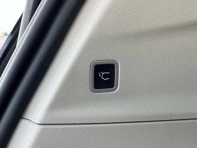 2023 Chrysler Voyager LX FWD