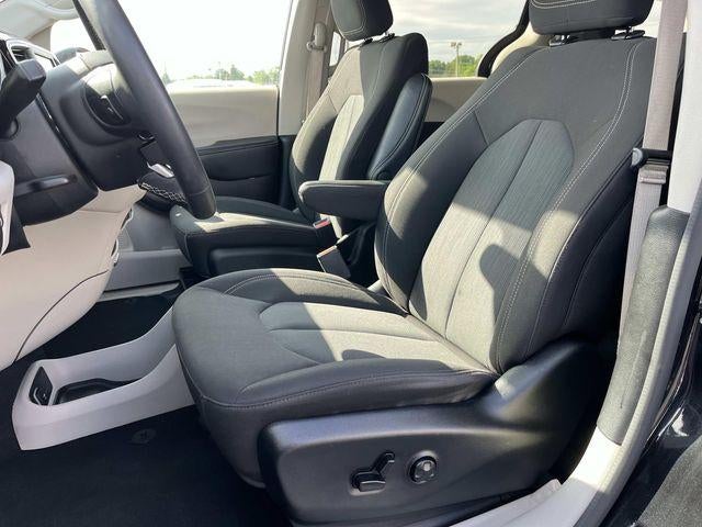 2023 Chrysler Voyager LX FWD