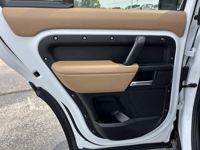 2025 Land Rover Defender 130 P400 X-Dynamic SE