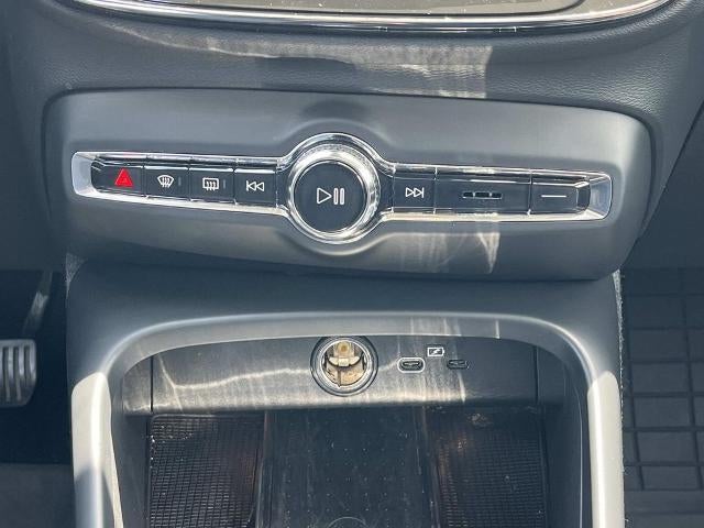 2023 Volvo XC40 B5 AWD Plus Bright Theme