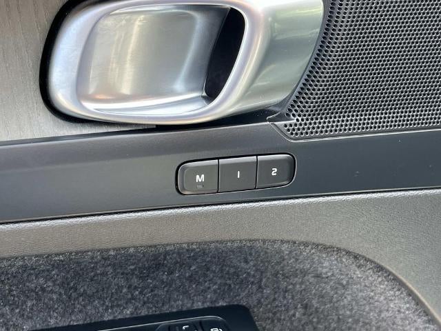 2023 Volvo XC40 B5 AWD Plus Bright Theme