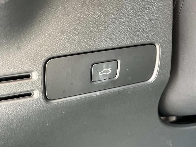 2023 Volvo XC40 B5 AWD Plus Bright Theme